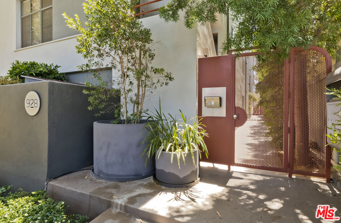 928 7th St Unit: 3
