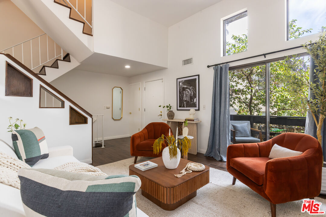 9131 Burnet Ave Unit: 5