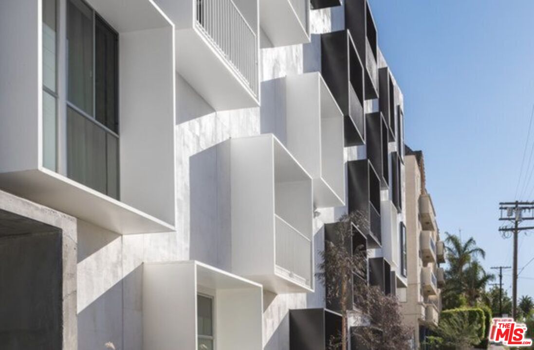 1040 S Mariposa Ave Unit: F305