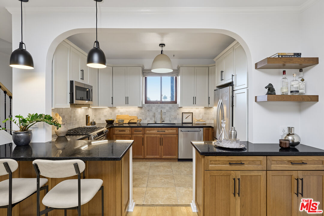 828 N Hudson Ave Unit: 214