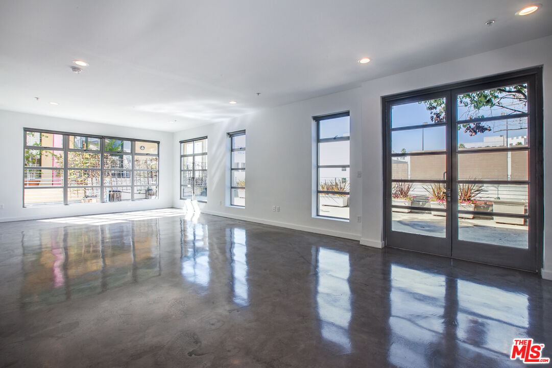 1358 4th St Unit: PH-D