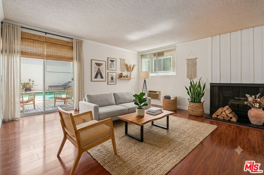 530 S Barrington Ave Unit: 110