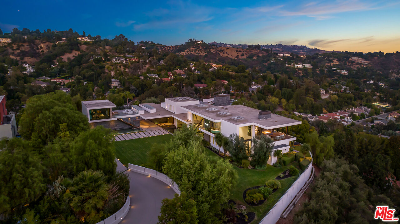3000 Benedict Canyon Dr