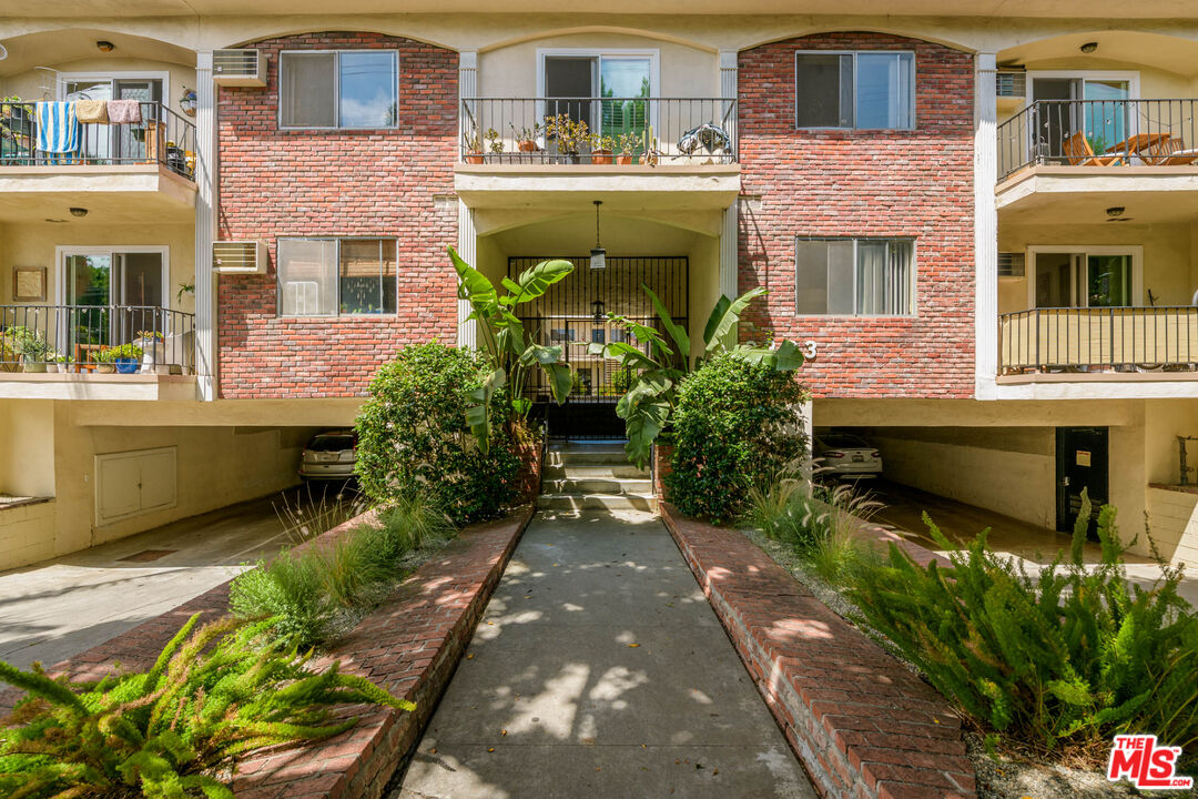 2803 Arizona Ave Unit: 8