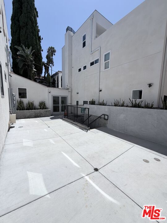 1409 N Hobart Blvd Unit: 101