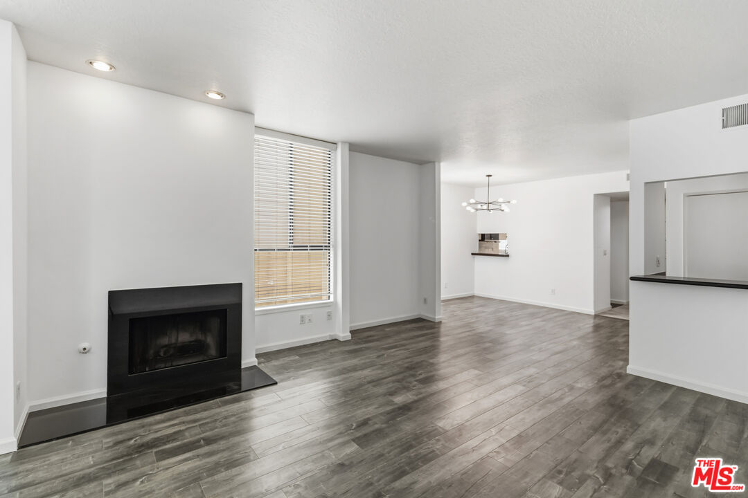 500 S BARRINGTON AVE Unit: 2
