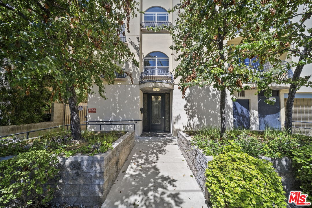 5315 Bellingham Ave Unit: 204