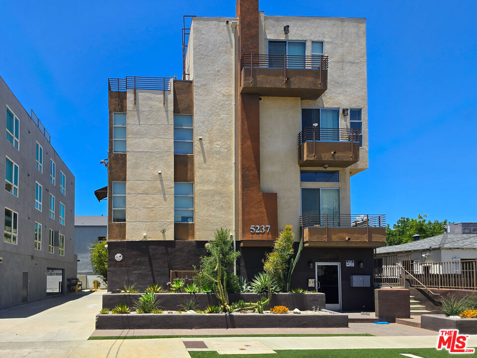 5237 Willowcrest Ave Unit: 105