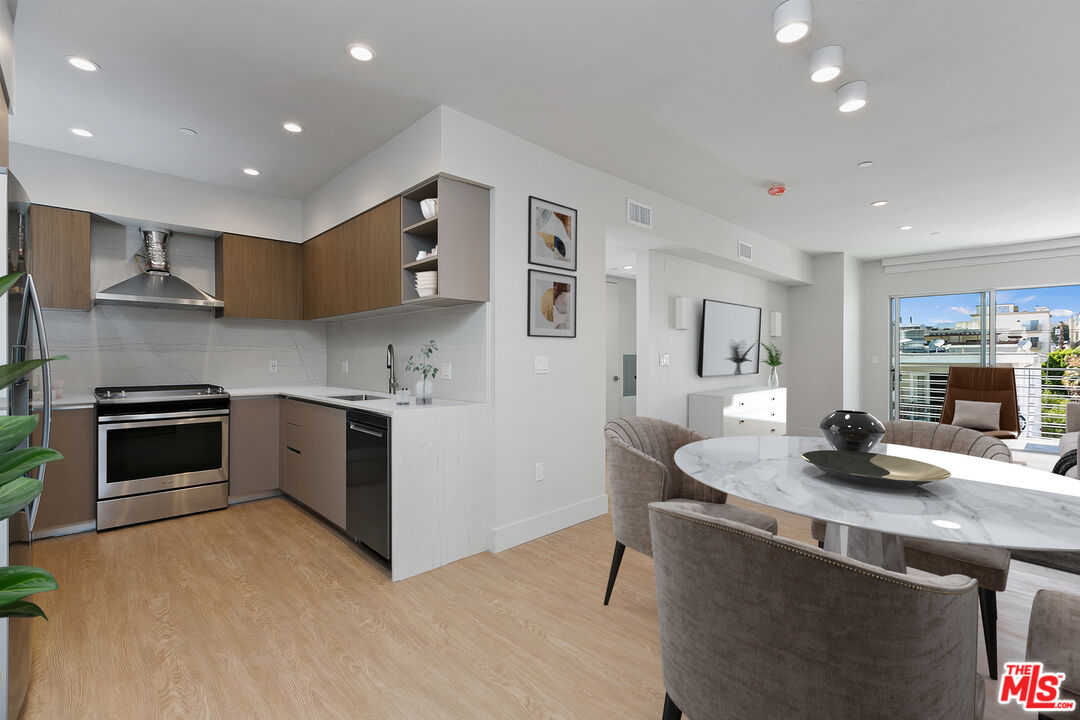 11837 Mayfield Ave Unit: 404