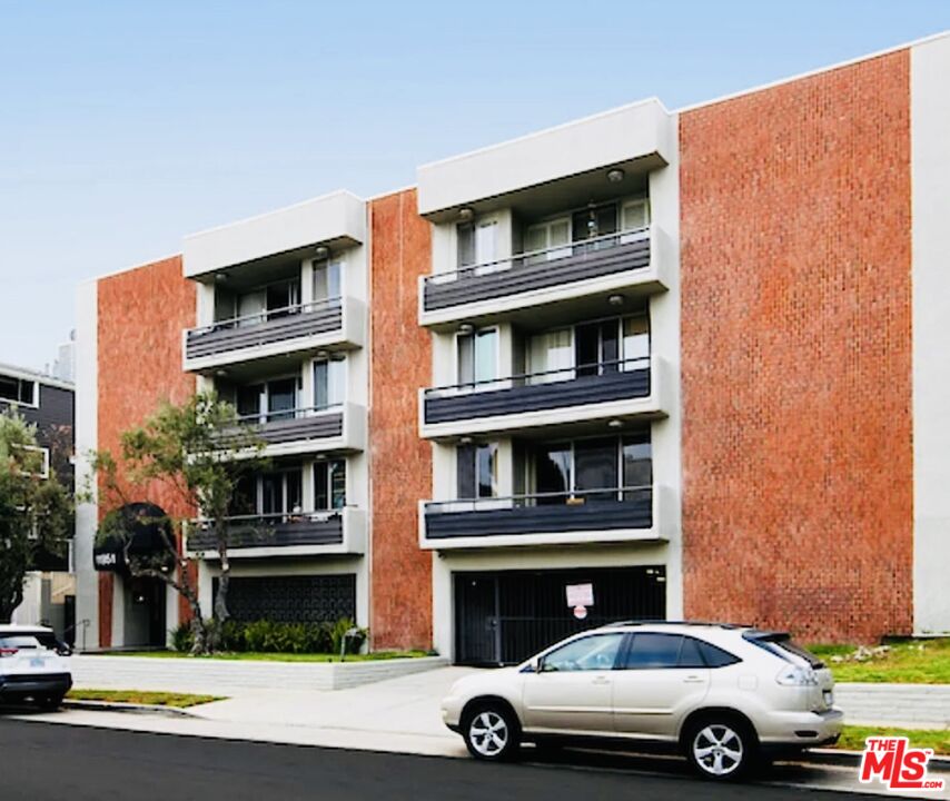 11951 Mayfield Ave Unit: 107