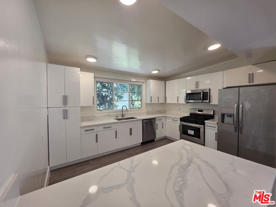 1635 S Beverly Glen Blvd Unit: 6