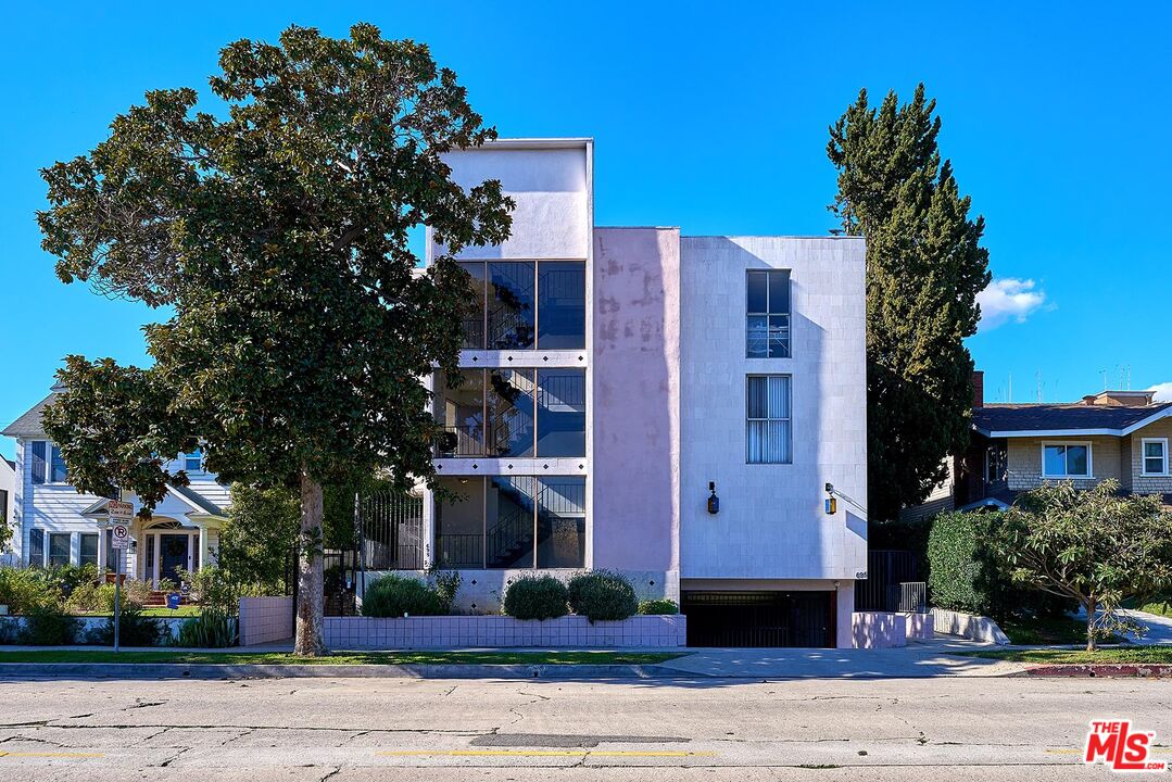 695 S Norton Ave