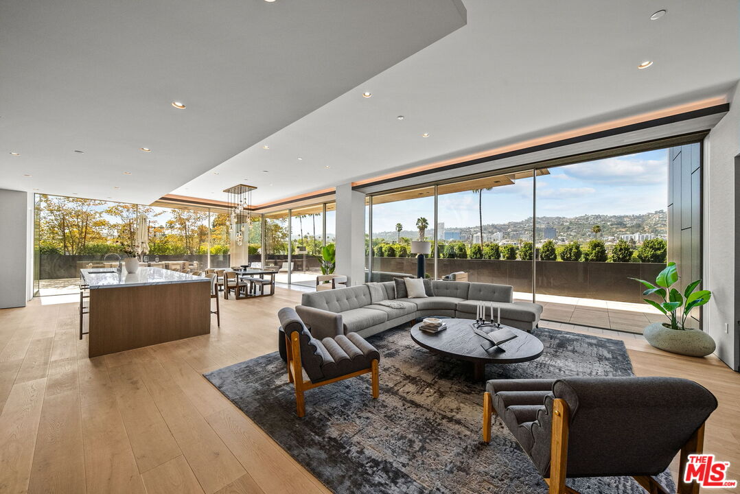 8899 Beverly Blvd Unit: 4A