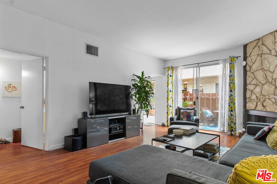 1828 Barry Ave Unit: 4