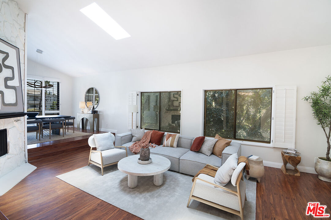 1434 Greenfield Ave Unit: 303