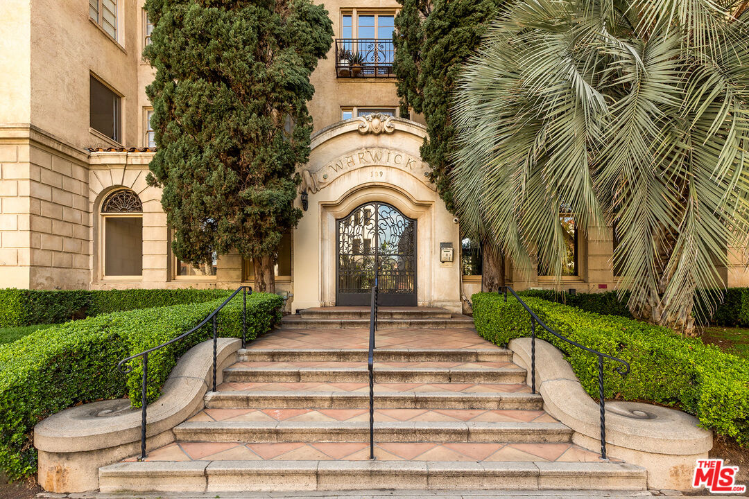 109 N Sycamore Ave Unit: 102
