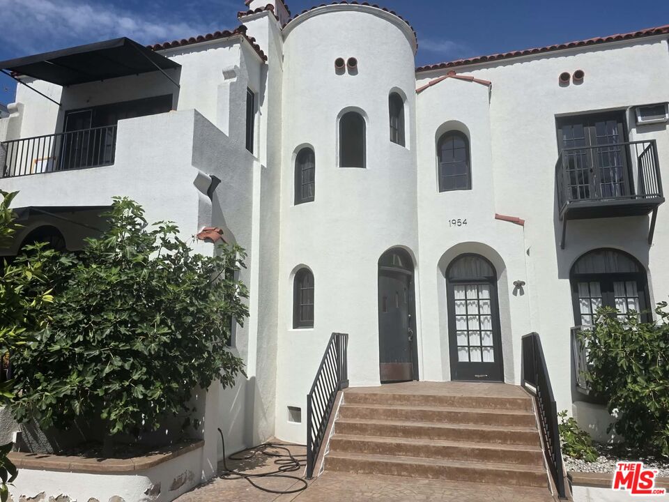 1954 Argyle Ave Unit: D