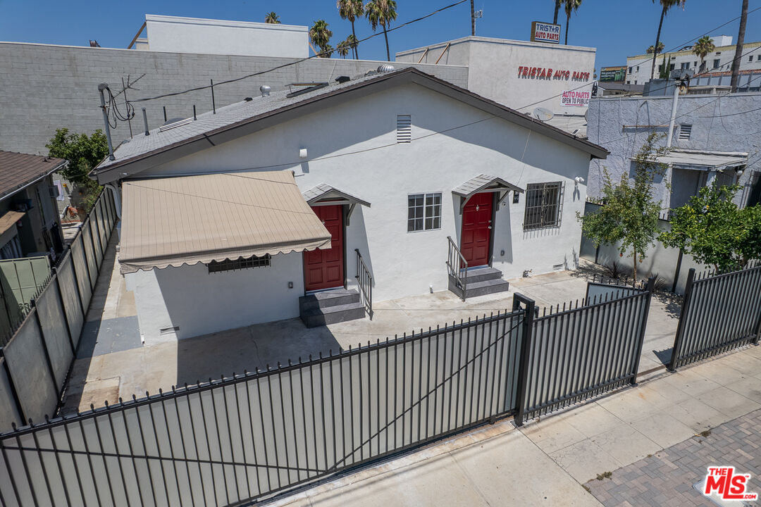 1445 N Mariposa Ave