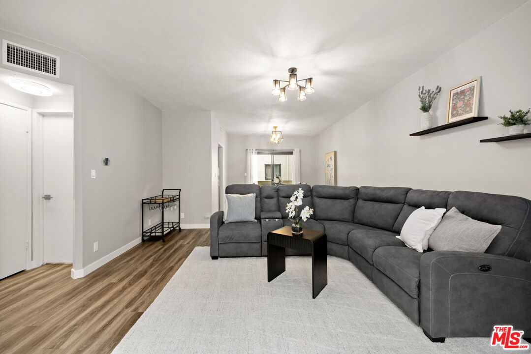 6540 Hayvenhurst Ave Unit: 3
