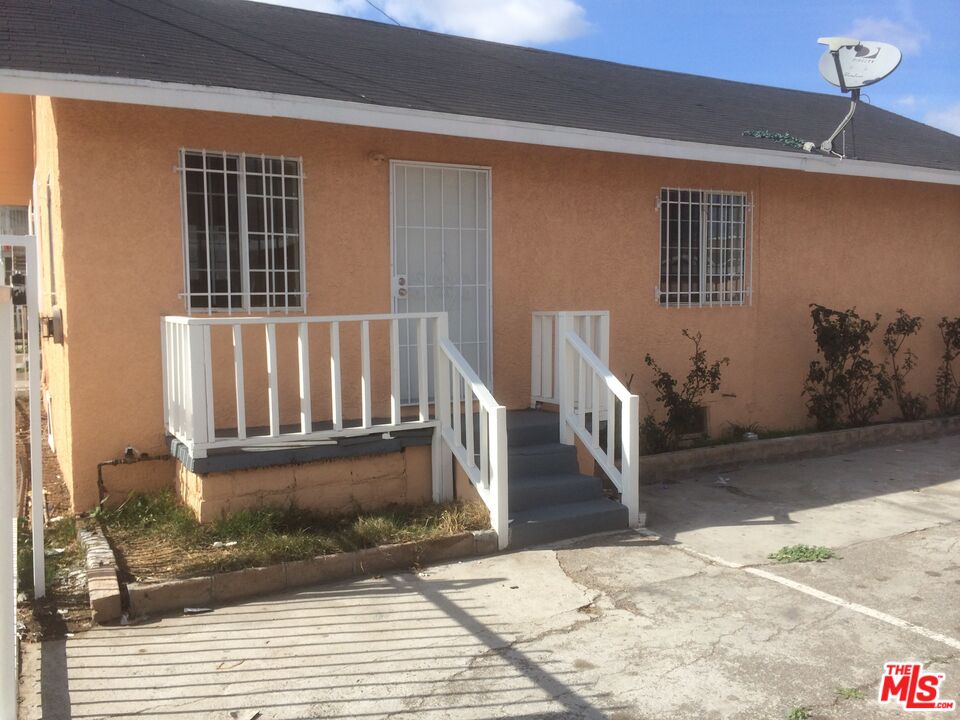 Photo of 1031 W Century Blvd, Los Angeles, CA 90044