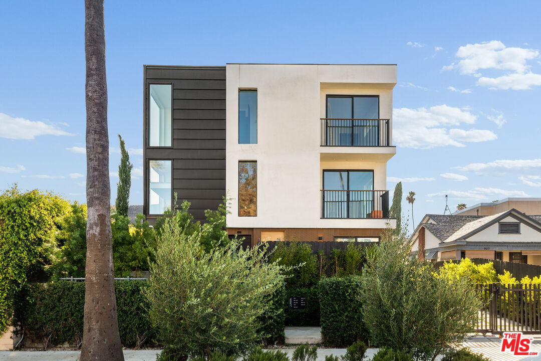 923 N Mariposa Ave
