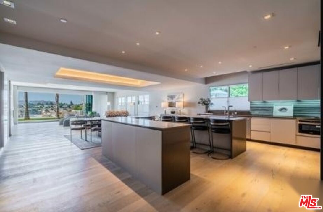 2391 Roscomare Unit: 403