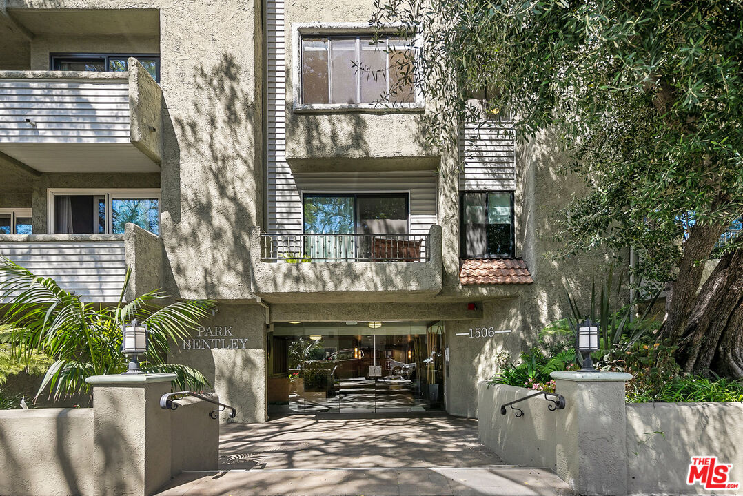 1506 S Bentley Ave Unit: 308