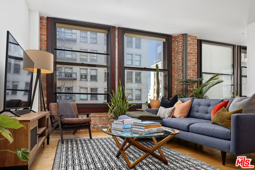 460 S Spring St Unit: 916
