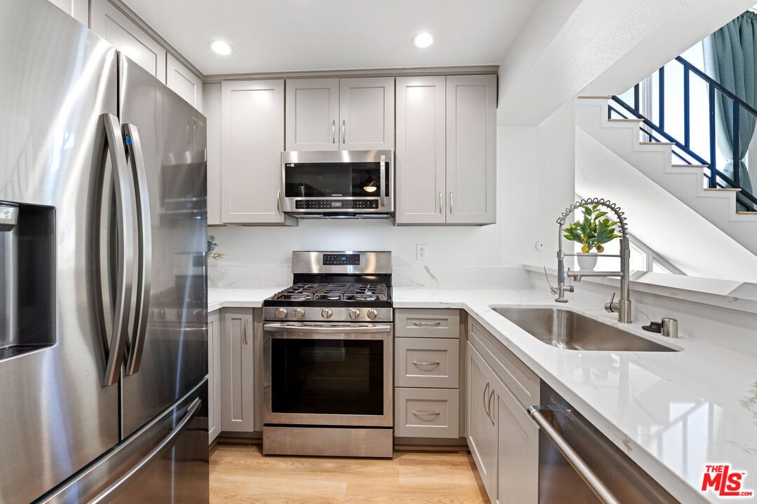 5325 Newcastle Ave Unit: 312