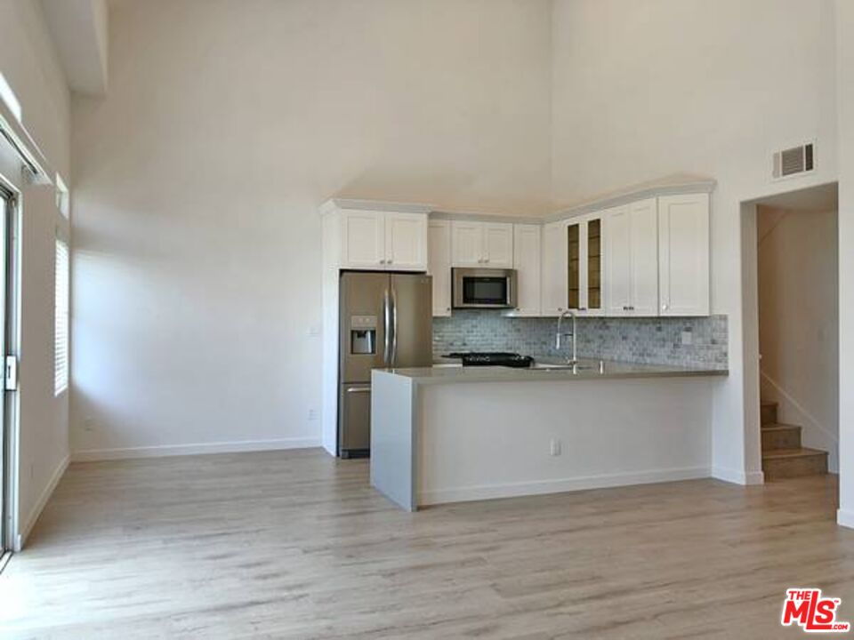 10560 SANTA MONICA Unit: 7