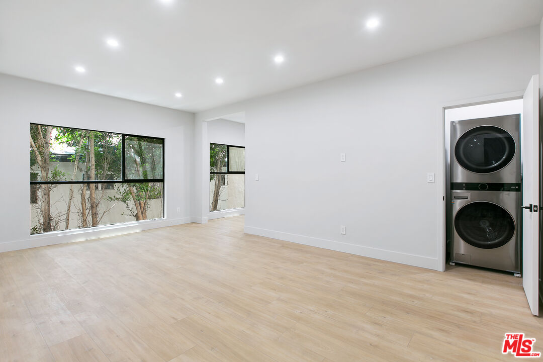 7229 Willoughby Ave Unit: 15