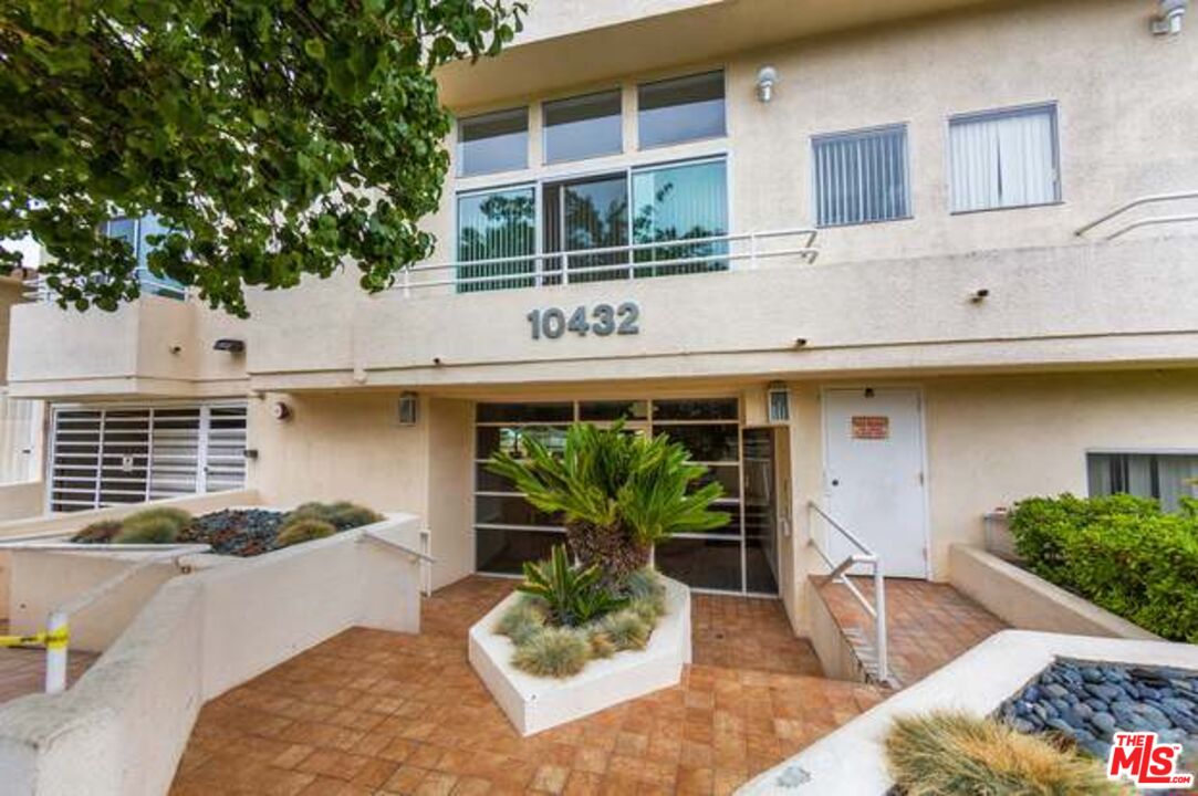 10432 Eastborne Ave Unit: 304