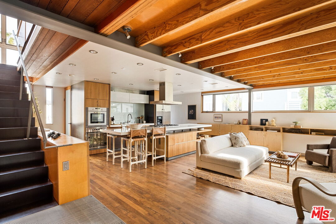 724 Superba Ave