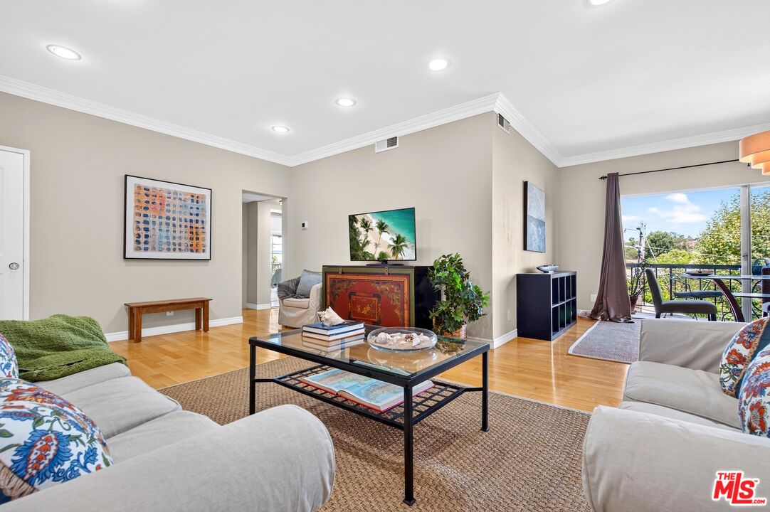612 S Barrington Ave Unit: 417