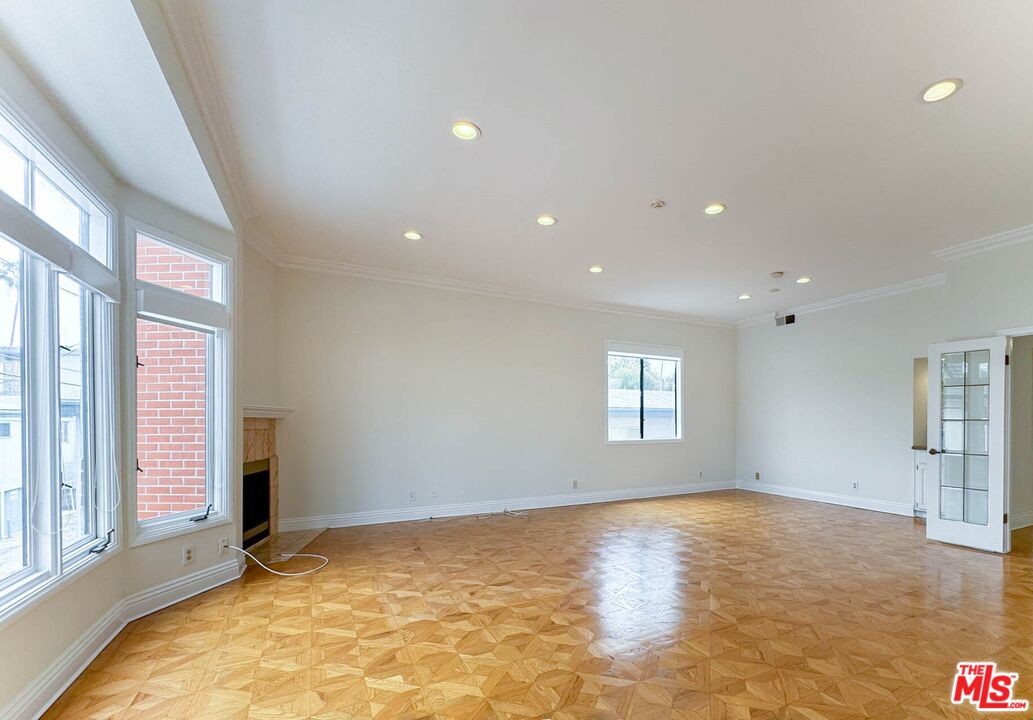 911 5th St Unit: 202