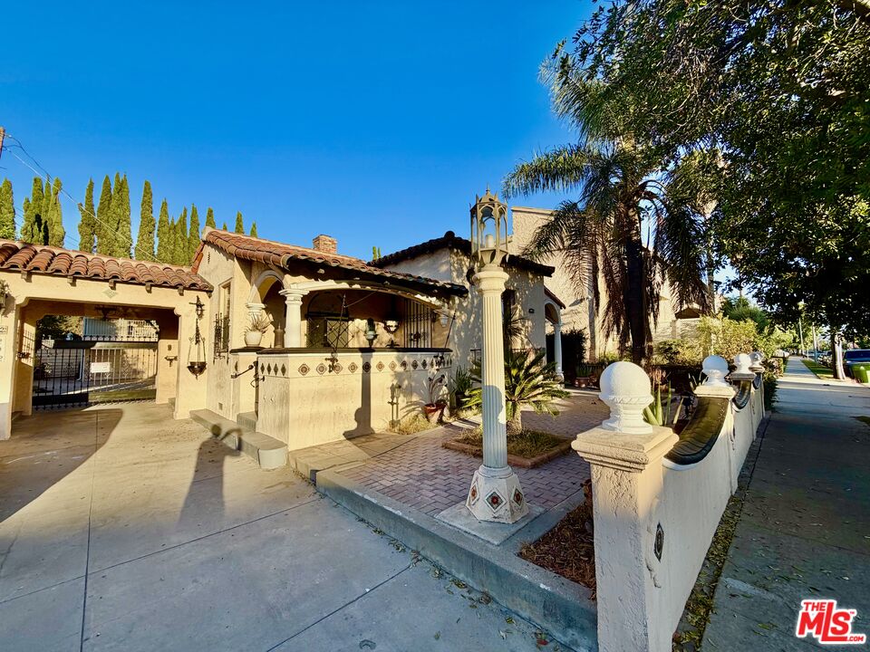 6132 Whitsett Ave