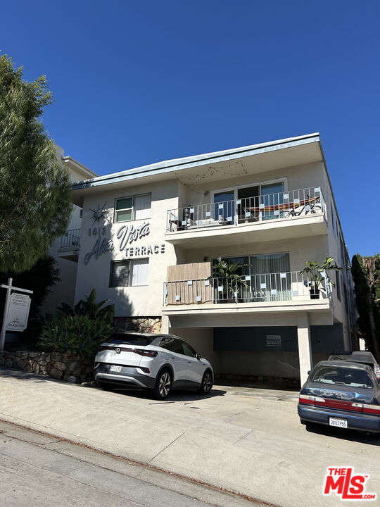 1412 Barry Ave Unit: 4