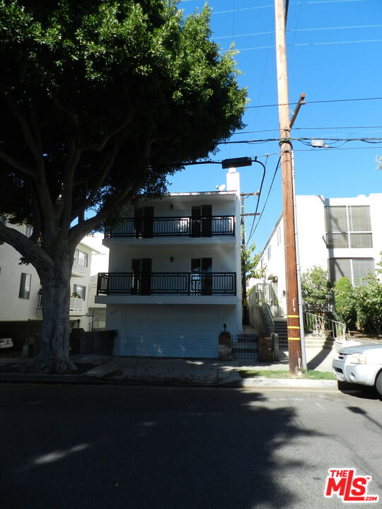 2711 Arizona Ave