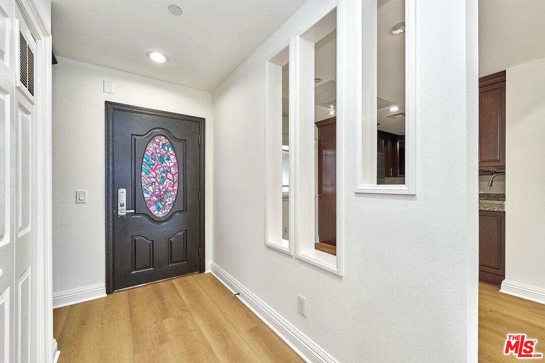 1043 S Kenmore Ave Unit: 404