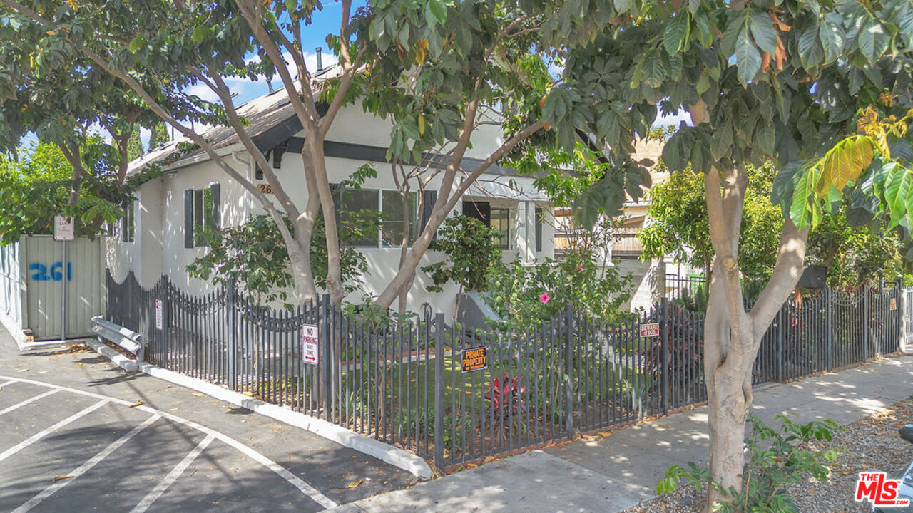 261 W 43rd Pl