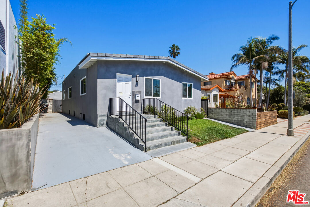 869 Warren Ave