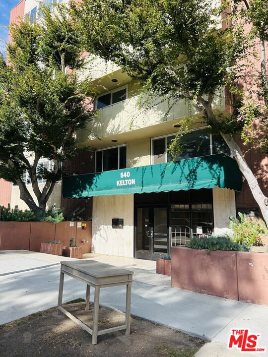 540 Kelton Ave Unit: 402