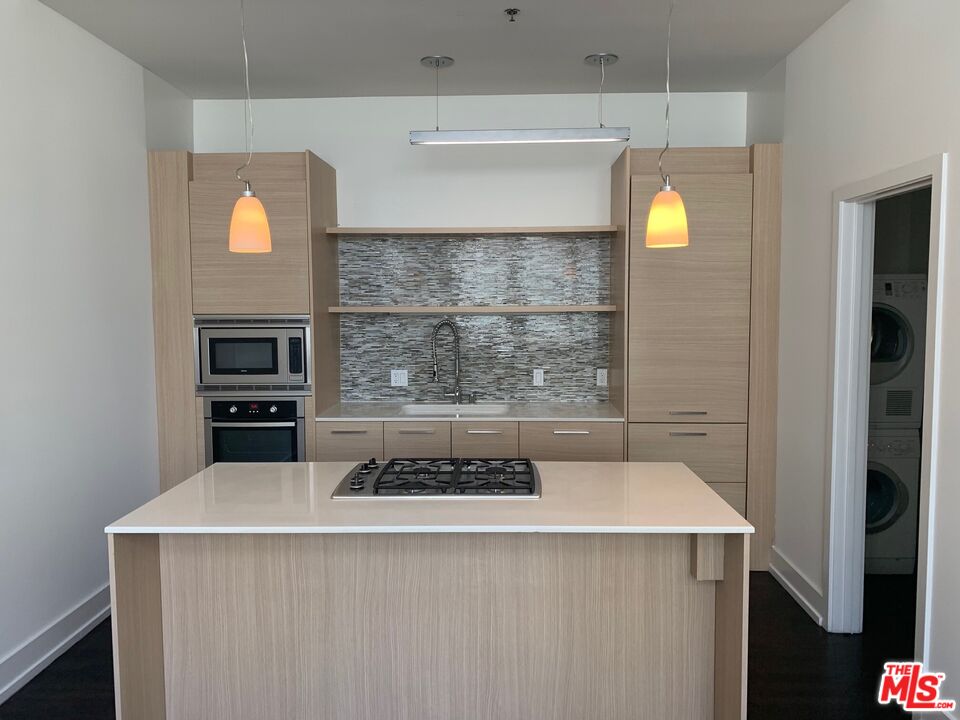 727 W 7th ST Unit: 1304 -PH3
