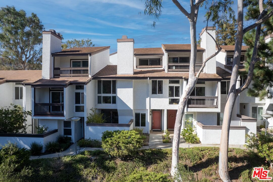 17253 Palisades Cir