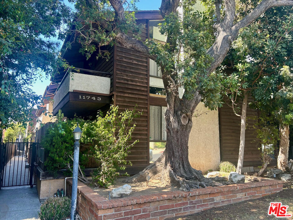 11743 DARLINGTON AVE Unit: 9