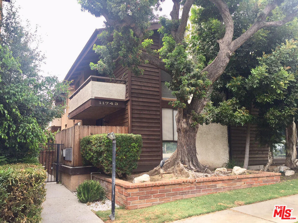 11743 DARLINGTON AVE Unit: 9