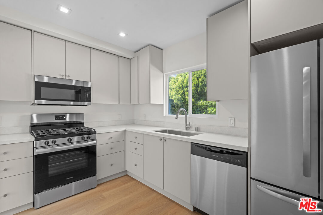 420 S Sepulveda Blvd Unit: 3