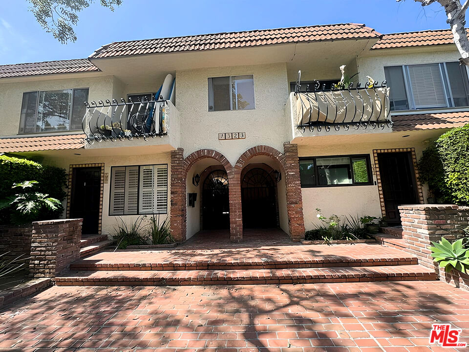 1323 S Carmelina Ave Unit: 104