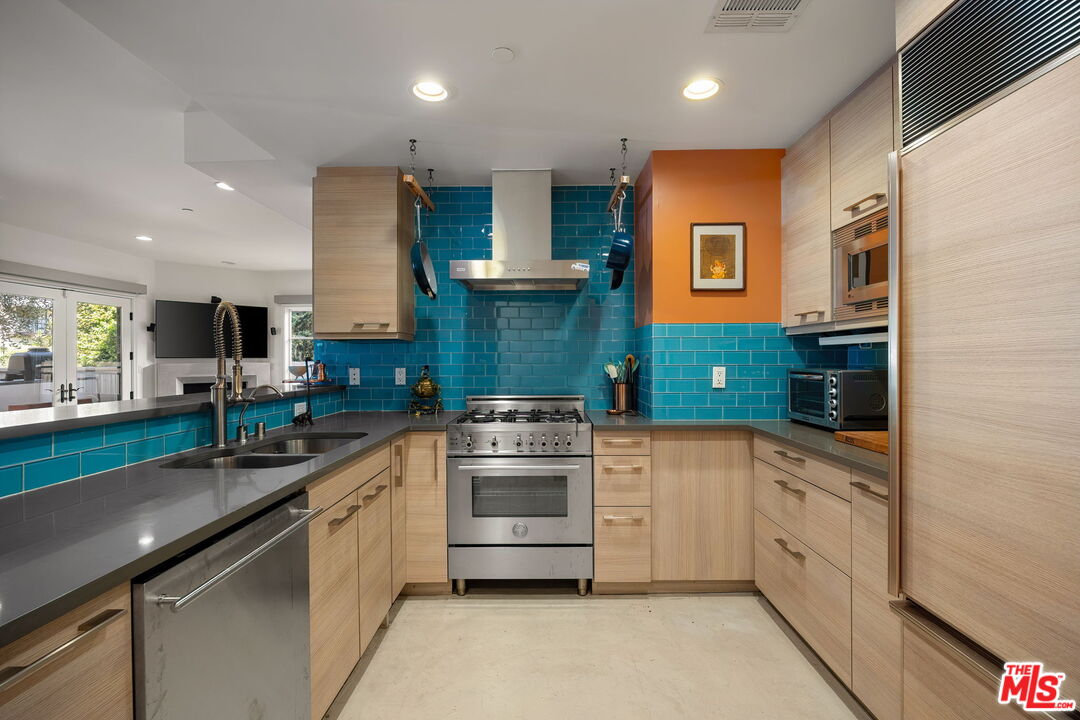 718 N Croft Ave Unit: 102