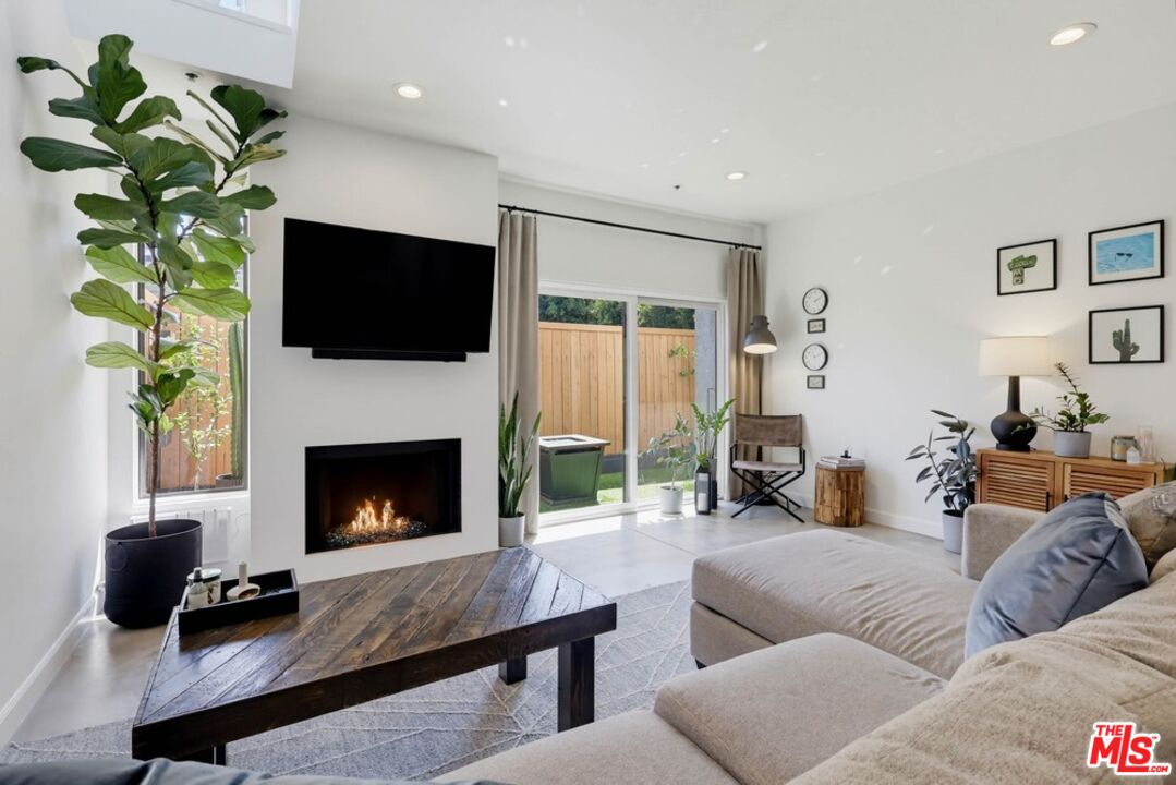 12752 Moorpark St Unit: 3